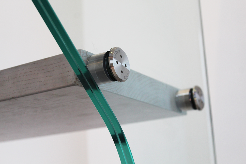 escalera_con_barandilla_de_vidrio_con_bulones_de_la_marca_sadev_en_zarautz.jpg