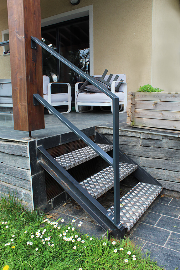 escalera_metalica_de_acceso_a_jardin_en_vivienda_de_san_sebastian_donostia_de_ibarkalde.jpg
