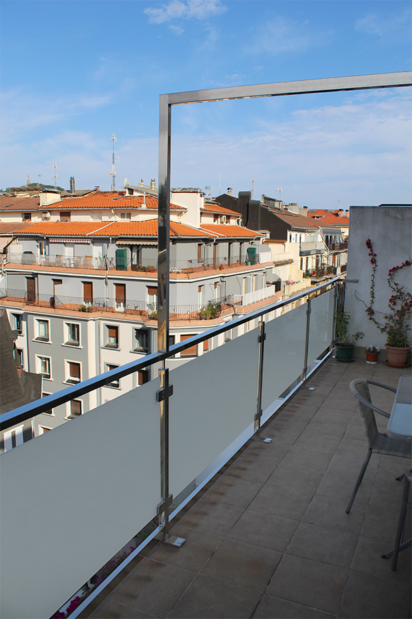 barandilla_en_balcon_de_gros_donostia_en_acero_inoxidable_aisi_316.jpg