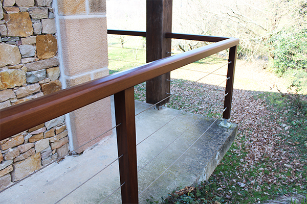 empresas_de_barandillas_de_aceor_inoxidable_con_madera_para_exteriores_iroko.jpg
