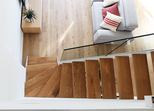 escalera_interior_a_medida_con_madera_de_roble_rustico_frances.jpg