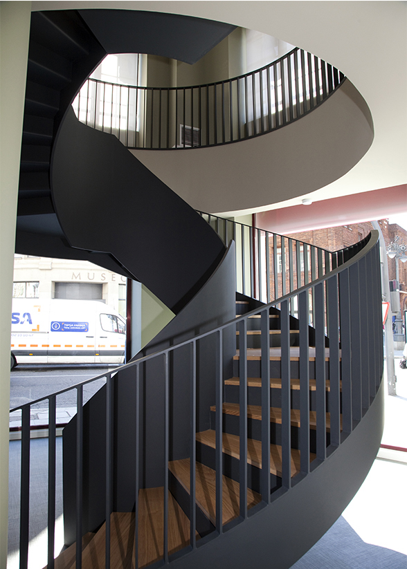 escalera_helicoidal_de_estilo_de_caracol_en_la_caja_laboral_de_la_ciudad_de_leon.jpg