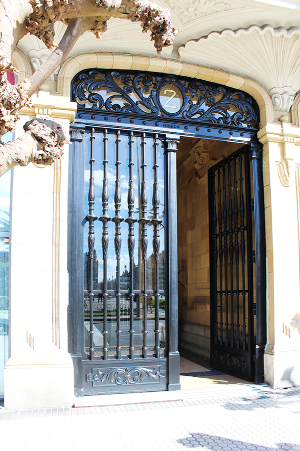 detalles_de_puerta_por_dentro_de_paseo_colon_2_de_san_sebastian.jpg