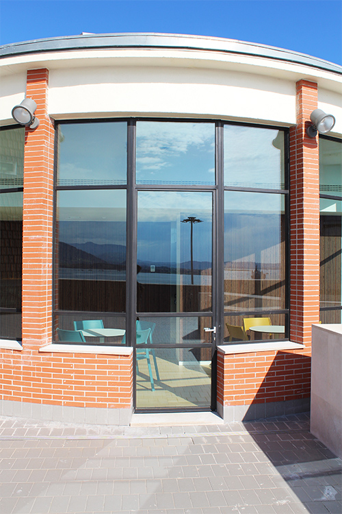 ventanas_con_perfil_jansen_de_ibarkalde_en_el_edificio_tabakalera_de_santander.jpg