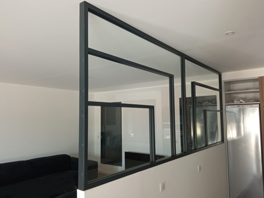 paravent_en_acier_et_verre._fermeture_vitre._fabricants_et_installateurs.jpg