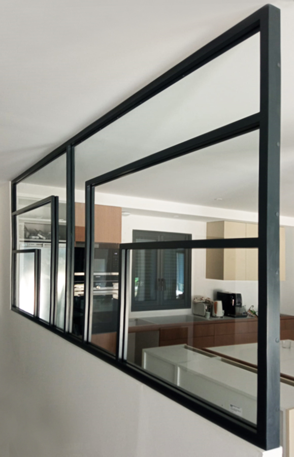 panel_fijo_de_acero_y_vidrio_separador_de_ambientes_en_arcangues_francia.jpg