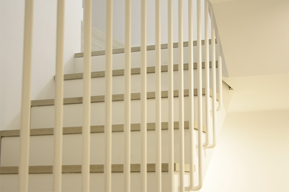 escaleras_en_legazpia_gipuzkoa_con_barandillas_lacadas_en_blanco.jpg