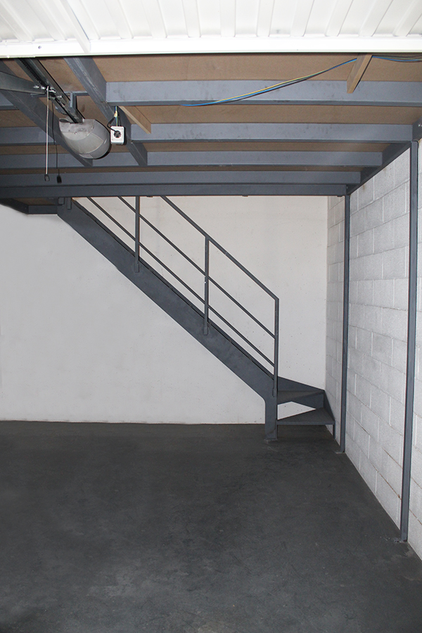 escalera_de_acero_al_carbono_resistente_para_entreplanta_imprimada_en_color_gris.jpg
