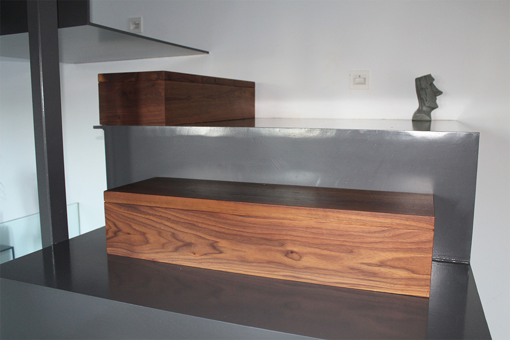 detalle_de_escalera_de_chapa_continua_de_acero_para_interior_con_cajonera_de_madera.jpg