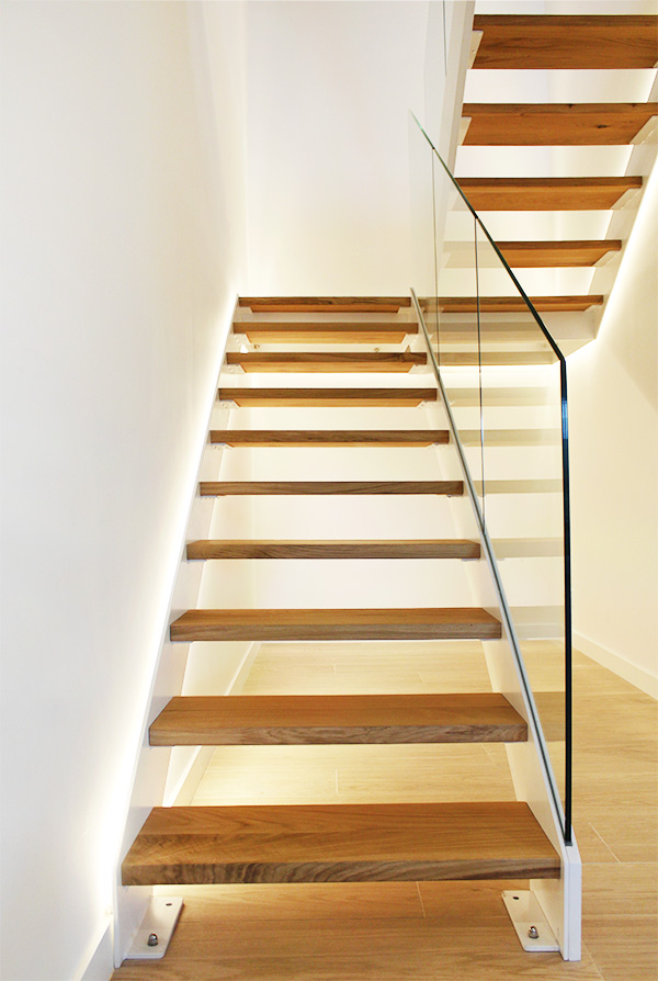 escaleras_de_acero_madera_y_barandilla_de_vidrio_en_gipuzkoa_ibarkalde.jpg