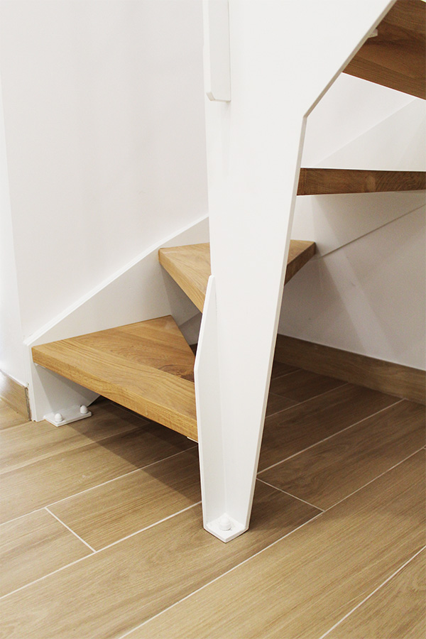 escalera_con_zanca_lateral_de_hierro_termolacada_en_blanco_ral_9003.jpg