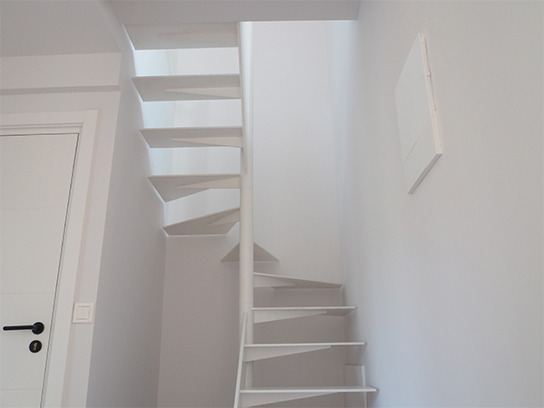 escalera_metalica_para_espacio_reducido_en_san_sebastian_donostia.jpg