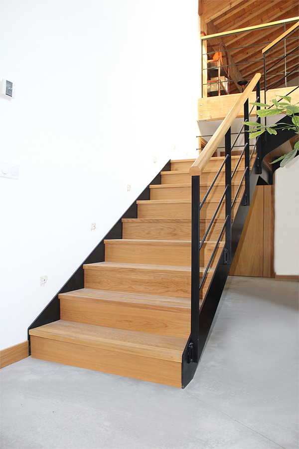 escalera_modelo_lapurdi_con_peldaos_de_madera_de_roble_en_huella_y_contrahuella.jpg