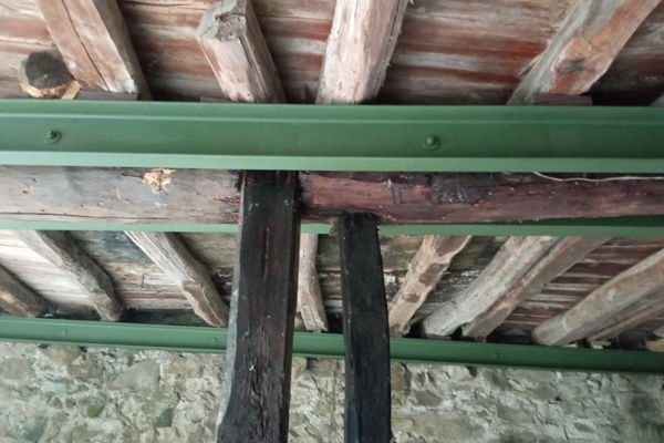 instaladores_de_vigas_de_hierro_para_reforzar_vigas_de_madera.jpg