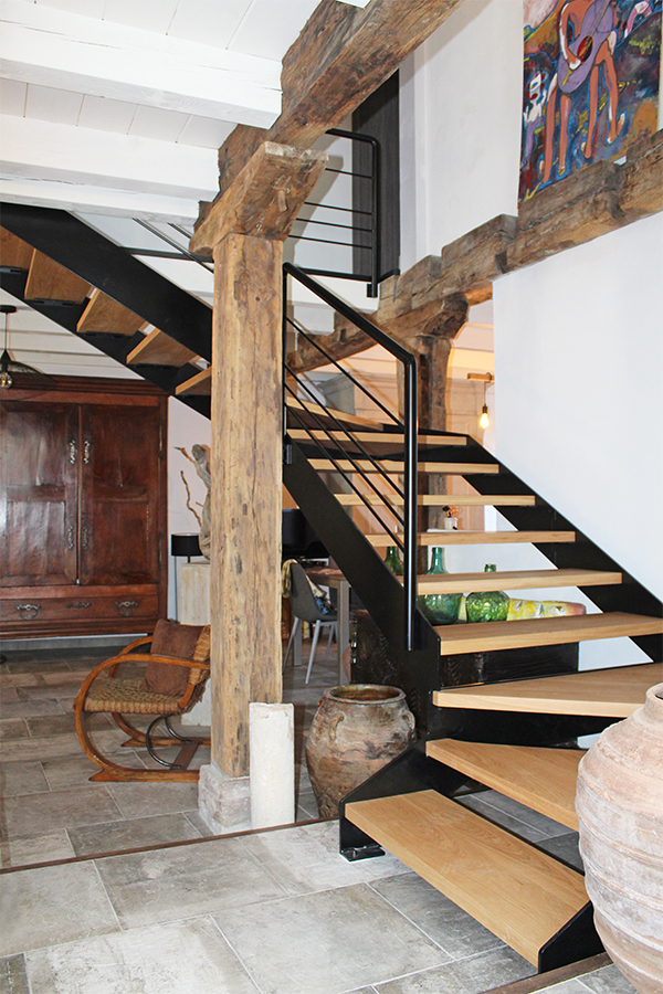 escaleras_para_interiores_con_estructura_metalica_de_diseo_y_madera.jpg