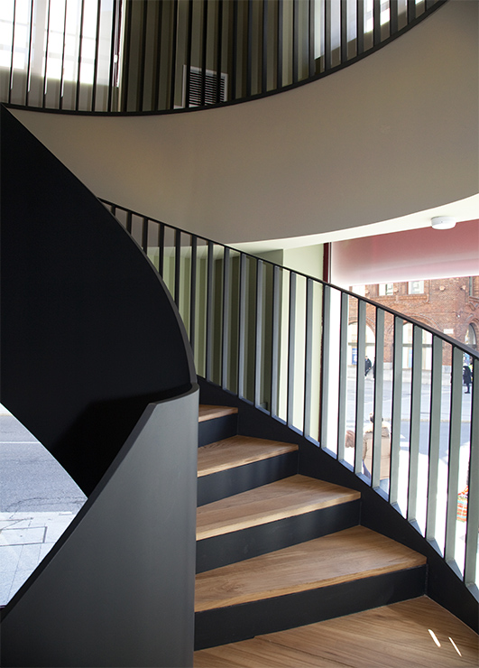 escaleras_de_diseno_con_estructura_metalica_y_peldanos_de_madera_en_leon.jpg