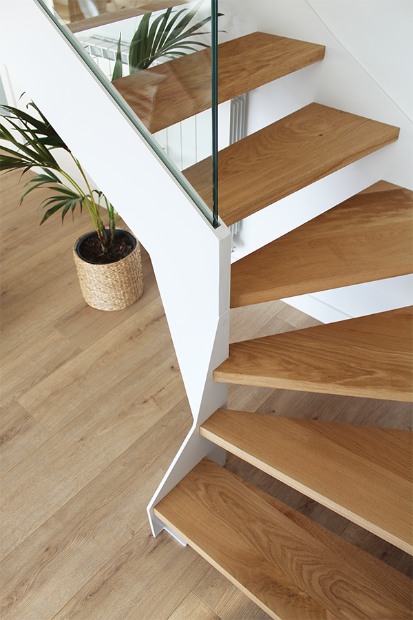 escaleras_a_medida_de_hierro_con_madera_en_san_sebastian_donostia.jpg
