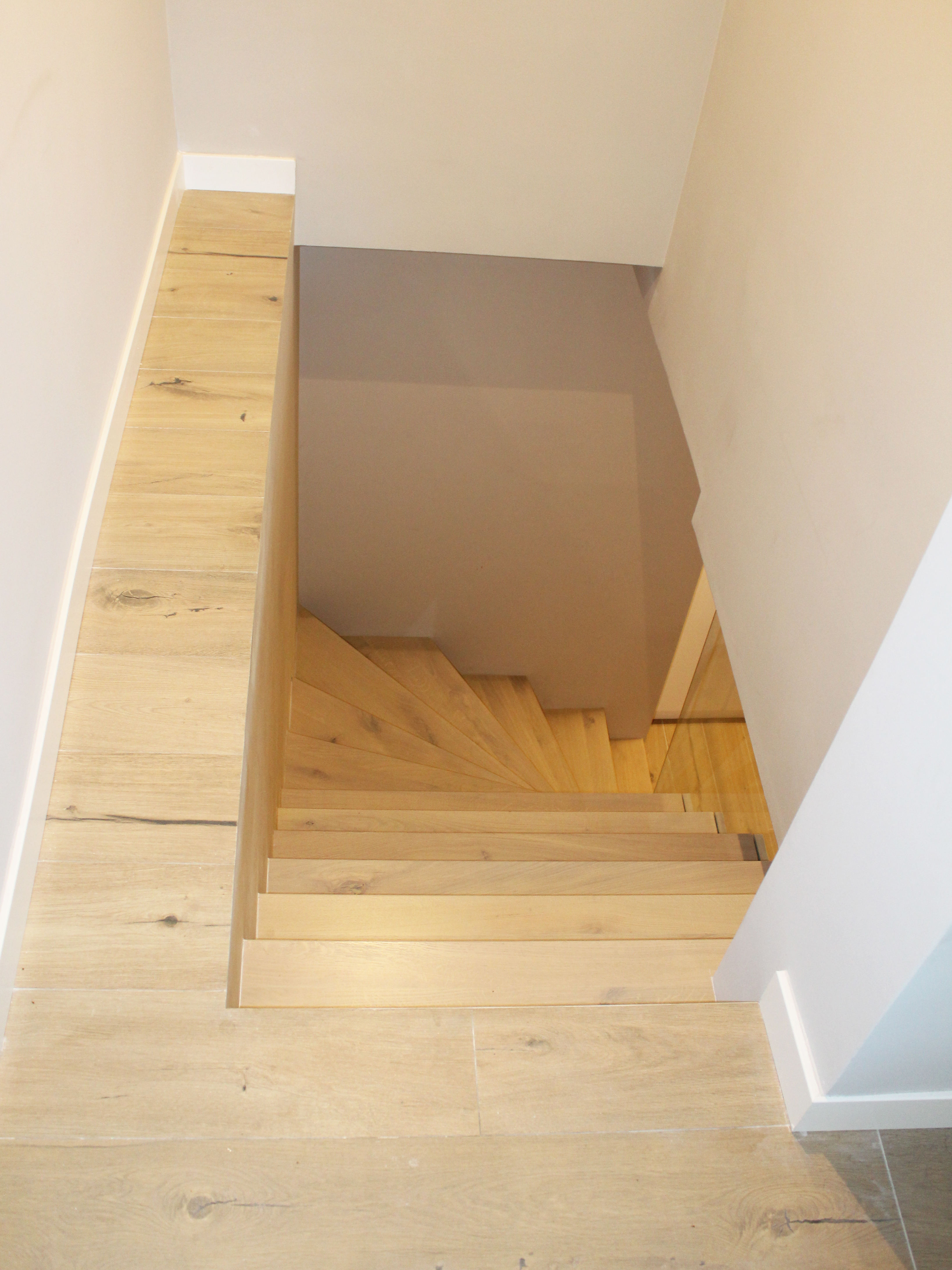 escaleras_para_sotanos_trasteros_en_interiores_de_metal_y_chapa_continua.jpg