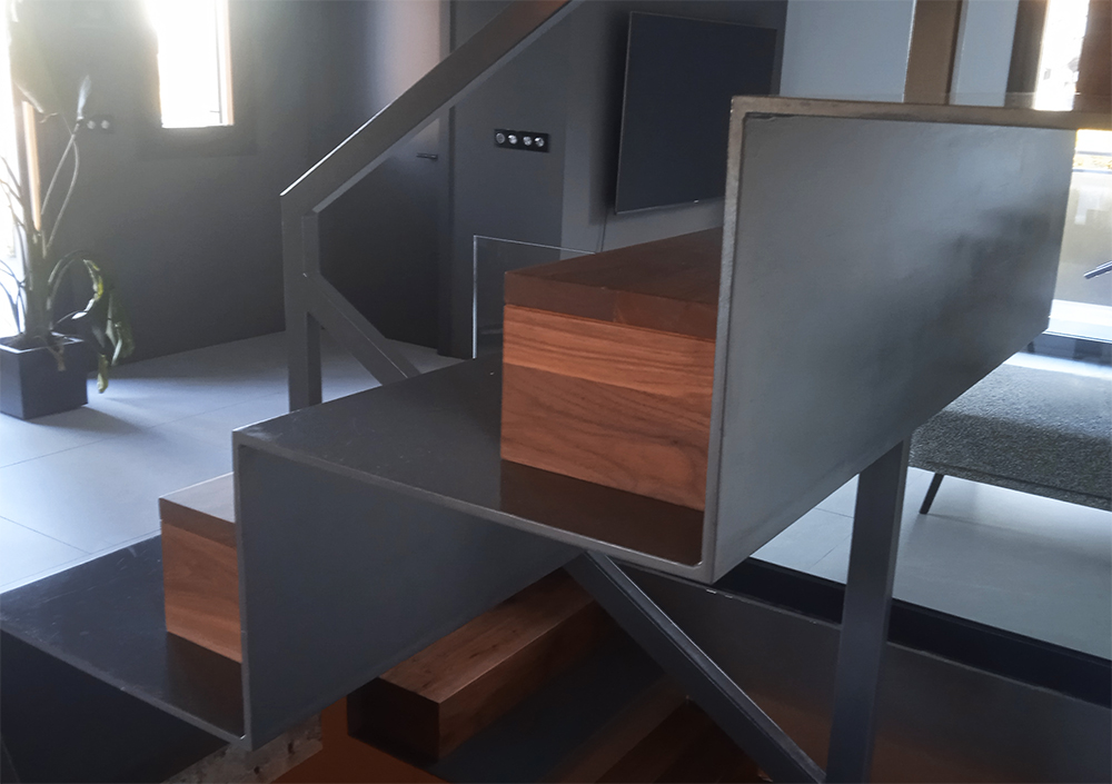 como_fabricar_una_escalera_de_chapa_plegada_con_acero_al_carbono.jpg