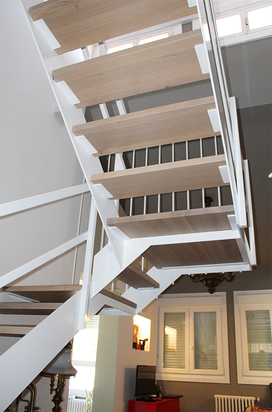 fabricantes_de_escaleras_en_gipuzkoa_con_escalones_de_madera_y_estructura_de_hierro.jpg