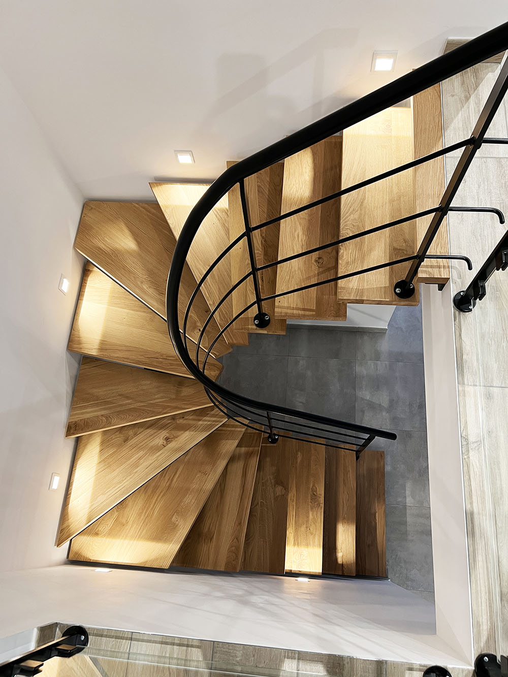escaleras_interiores_a_medida_con_hierro_y_madera_en_sara_francia_iparralde.jpg