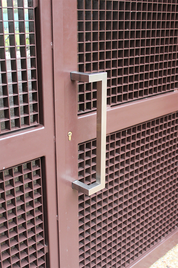 puertas_exteriores_en_ral_marron_en_zarautz.jpg