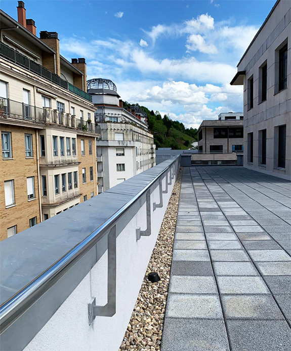 buscas una herreria en san sebastian para instalar barandillas de acero inoxidable aisi 316 al mejor precio. llamanos y pide precio para saber el coste de metro lineal