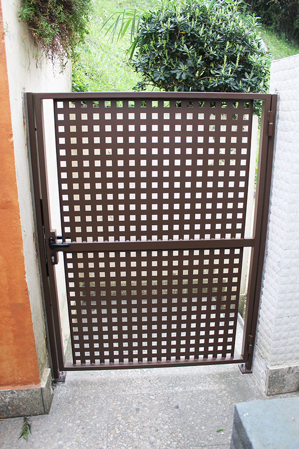 fabricantes_de_puertas_en_acero_galvanizado_y_termolacado_ral_en_chapa_perforada.jpg
