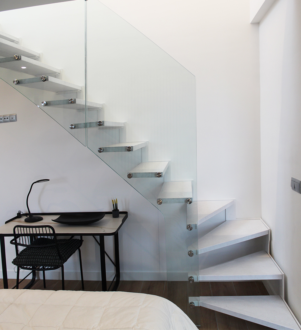 escaleras_de_diseno_con_metal_vidrio_y_madera_en_zarautz_gipuzkoa_euskadi.jpg