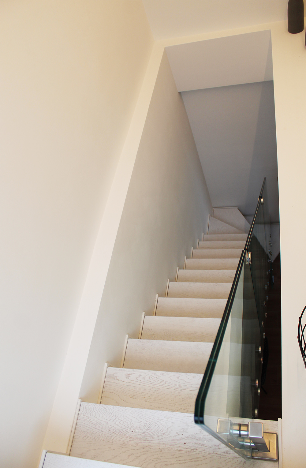 escaleras_interiores_en_zarautz_gipuzkoa_con_madera_metal_y_vidrio.jpg