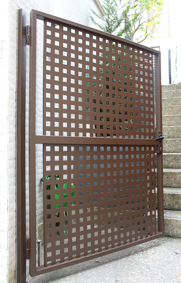 puerta_peatonal_en_chapa_perforada_fabricacin_y_montaje_en_donostia.jpg