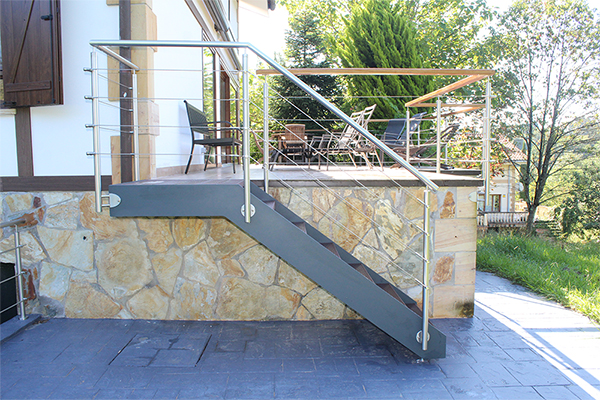 escaleras_para_exteriores_zanca_lateral_barandilla_acero_inoxidable_peldanos_sinteticos_PRFV_color_marron.jpg