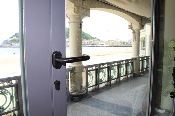 instalacion_de_manillares_y_puertas_de_perfileria_jansen_en_bataplan_y_la_perla.jpg