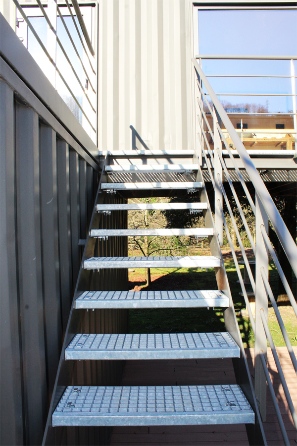 escalera_de_acero_con_peldaos_de_tramex_para_exteriores_de_estilo_industrial.jpg