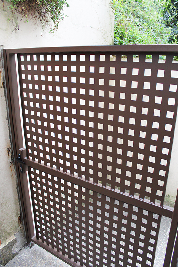 puertas_de_chapa_perforada_en_san_sebastian_donostia_con_manilla_y_cerradura.jpg