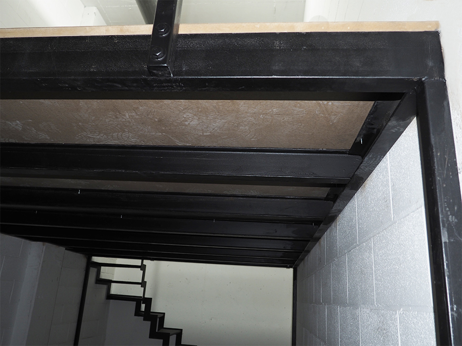 fabricacion_de_entreplantas_para_garajes_a_medida_con_pilares_de_acero_barandilla_y_escalera.jpg
