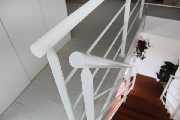 escalera_con_barandillas_de_acero_termolacadas_en_color_blanco_en_hernani_gipuzkoa.jpg