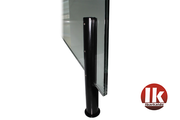 soporte de acero para alojamiento de barandilla de vidrio, creación de ibarkalde sl, empresa especialista en la fabricación de accesorios para barandilla de vidrio. Poste en acero al carbono, ideal para ahorrar en costes y agilizar el trabajo de los cristaleros