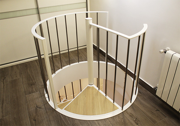 barandillas_de_acero_lacado_en_escalera_helicoidal_en_san_sebastian_donostia.jpg