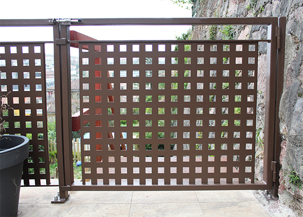 puerta_acceso_peatonal_en_donostia_de_chapa_perforada_a_medida_ibarkalde.jpg