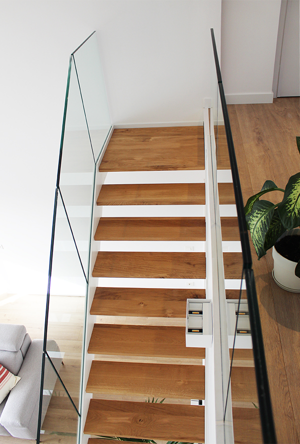 escalera_a_medida_con_barandilla_de_vidrio_en_donostia_san_sebastian.jpg