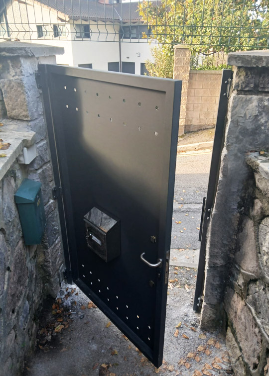 puerta_exterior_con_bocacartas_y_cerradura_en_donostia_san_sebastian.jpg