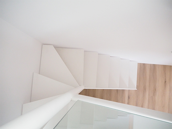 escalera_de_metal_para_espacio_reducido_en_donostia.jpg