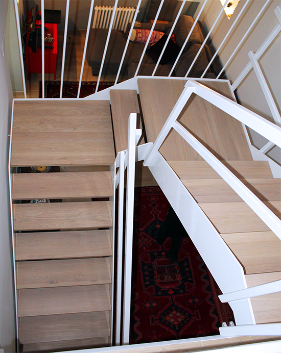 escalera_compensada_con_estructura_metalica_y_lacada_en_blanco_en_villabona_gipuzkoa.jpg