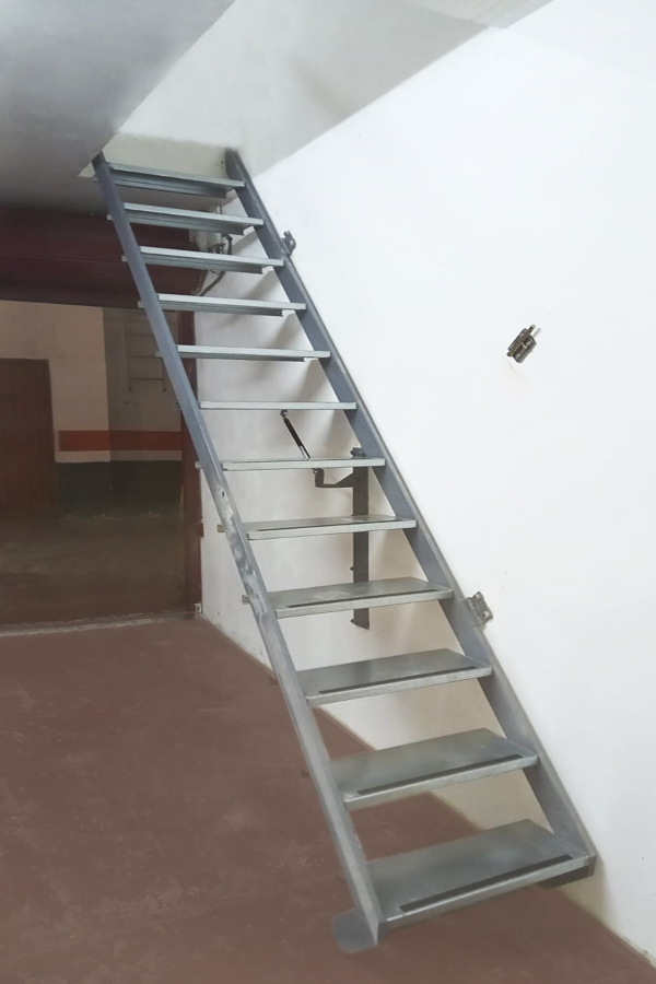 escalera_lateral_abatible_con_pistones_en_donostia.jpg