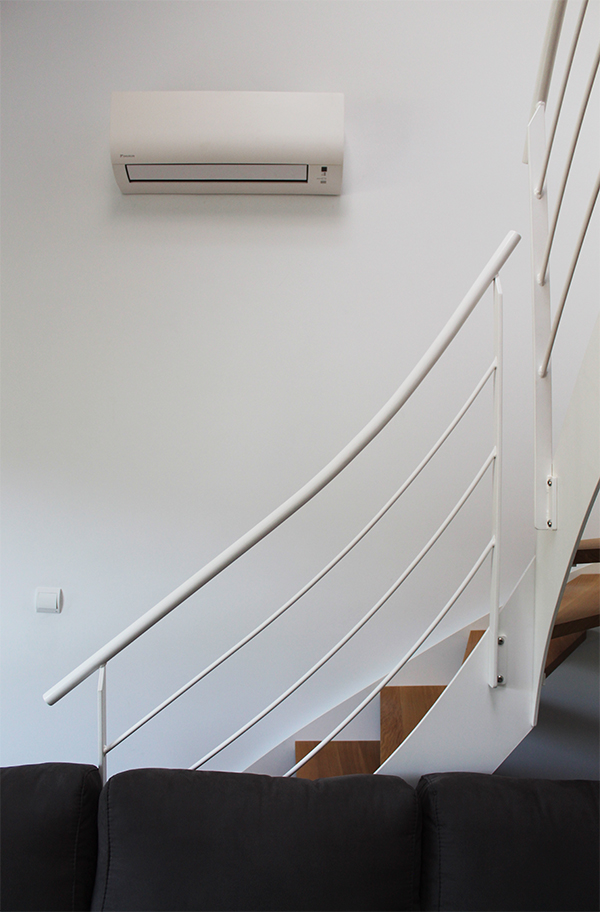 curvado_de_la_barandilla_en_escalera_metalica_de_urretxu_zumarraga_gipuzkoa_euskadi.jpg