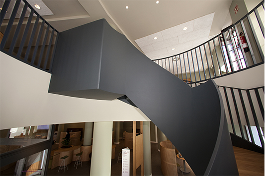 escalera_de_caracol_para_interiores_con_barandillas_de_acero_y_peldanos_de_madera.jpg