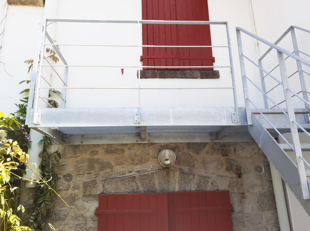 fabricantes_de_escaleras_metalicas_exteriores_de_acero_galvanizado_en_hendaya_france_biarritz.jpg