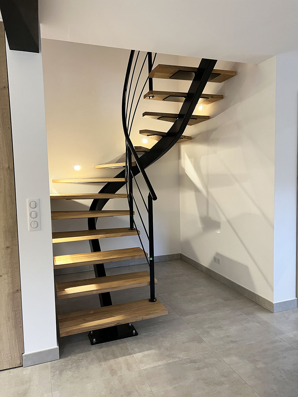 escaleras_interiores_con_zanca_central_de_acero_y_madera_en_sara_francia.jpg