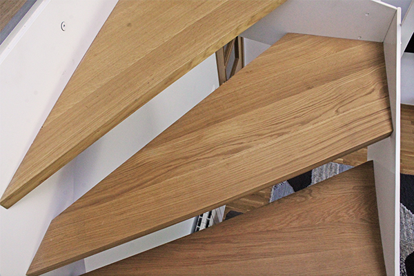 escalera_metalica_con_peldanos_de_madera_en_un_proyecto_de_urretxu_zumarraga_legazpia_a_medida.jpg